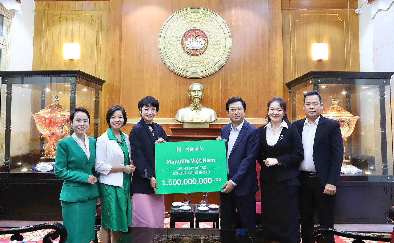 Ông Cao Xuân Thạo, Ủy viên Đoàn Chủ tịch, Trưởng ban Công tác xã hội Cơ quan Ủy ban Trung ương MTTQ Việt Nam tiếp nhận ủng hộ từ Manulife Việt Nam. 