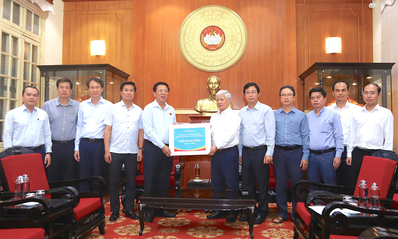 Ủy ban Trung ương Mặt trận Tổ quốc Việt Nam đã ghi nhận được hơn 1.000 tỷ đồng từ các cơ quan, tổ chức, đơn vị, doanh nghiệp, cá nhân ủng hộ và đăng ký ủng hộ để gửi tới bà con bị thiệt hại, trong đó có người lao động ngành dây dựng. Ảnh: BXD.