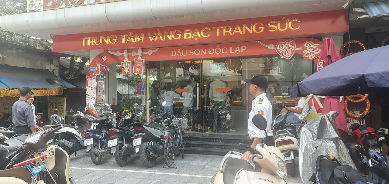 Giá vàng ở mức cao, đông người dân đến tìm hiểu thị trường vàng. Ảnh: H.H.