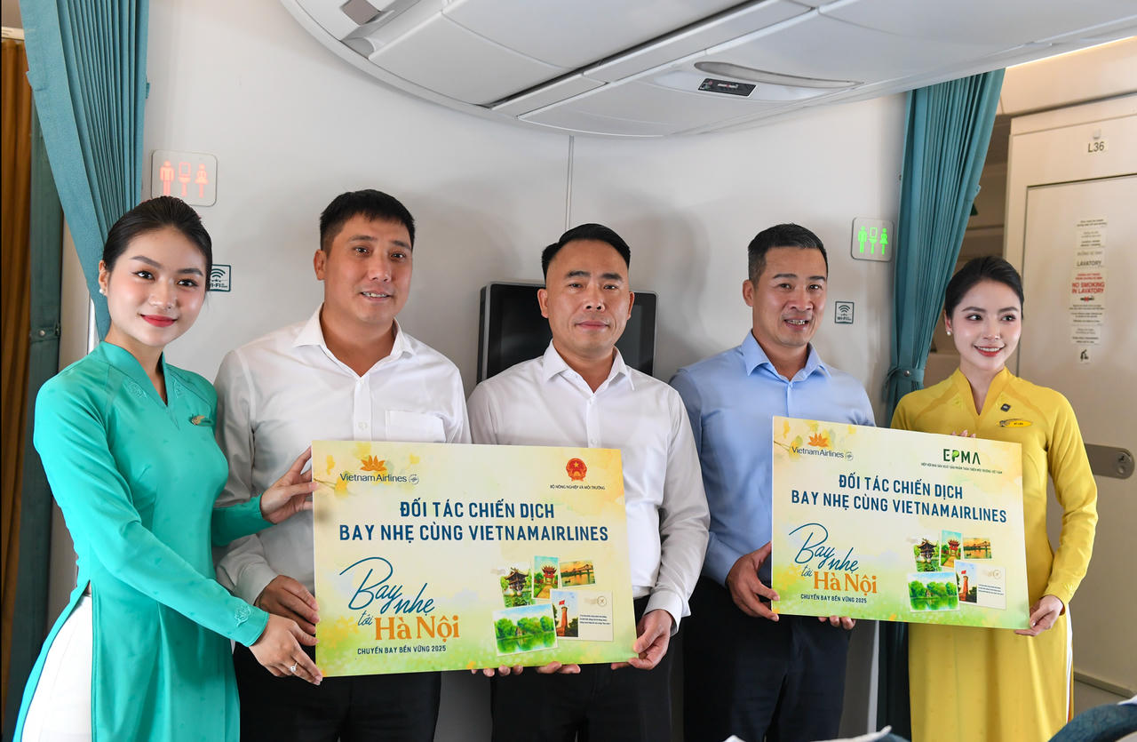 Nghi thức trao biểu tượng đối tác Chiến dịch “Bay nhẹ cùng Vietnam Airlines” giữa Vietnam Airlines với Bộ Nông nghiệp và Môi trường và Hiệp hội EPMA