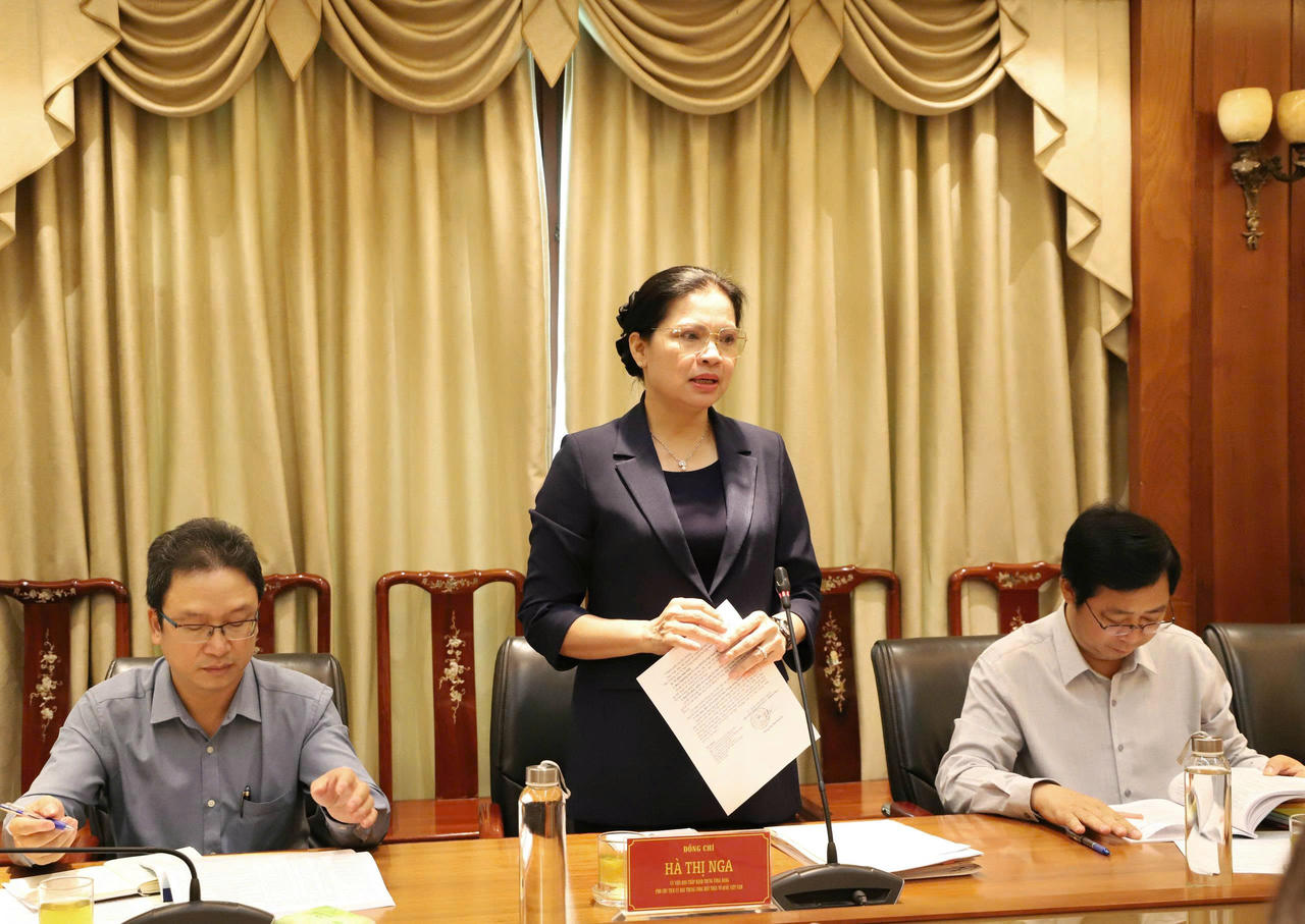 Bà Hà Thị Nga, Ủy viên Trung ương Đảng, Phó Chủ tịch Ủy ban Trung ương MTTQ Việt Nam phát biểu tại cuộc làm việc.