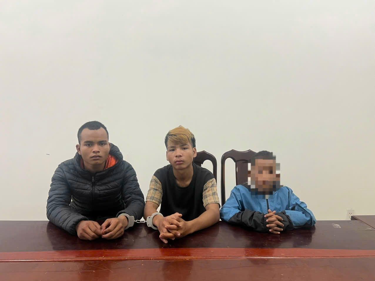 Các đối tượng tại cơ quan điều tra. Ảnh: SĐ.