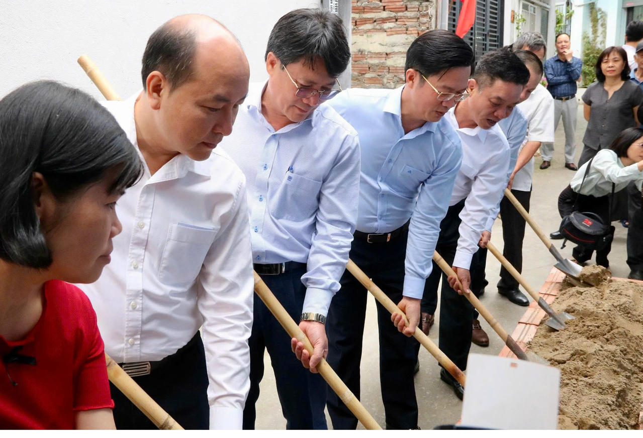 Lãnh đạo MTTQ Việt Nam thành phố cùng gia đình ông Nguyễn Hữu Liên khởi công nhà Đại đoàn kết. Ảnh: PT. 