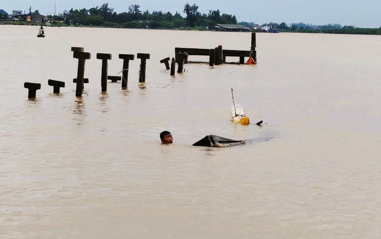 Quảng Trị: Nhiều ghe, tàu bị chìm do thủy triều dâng, neo đậu bất cẩn Quảng Trị: Nhiều ghe, tàu bị chìm do thủy triều dâng, neo đậu bất cẩn