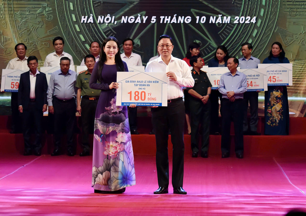 Bà Lê Nữ Thùy Dương trao bảng biểu trưng ủng hộ 180 tỷ đồng cho chương trình “Xóa nhà tạm, nhà dột nát” trên toàn quốc.