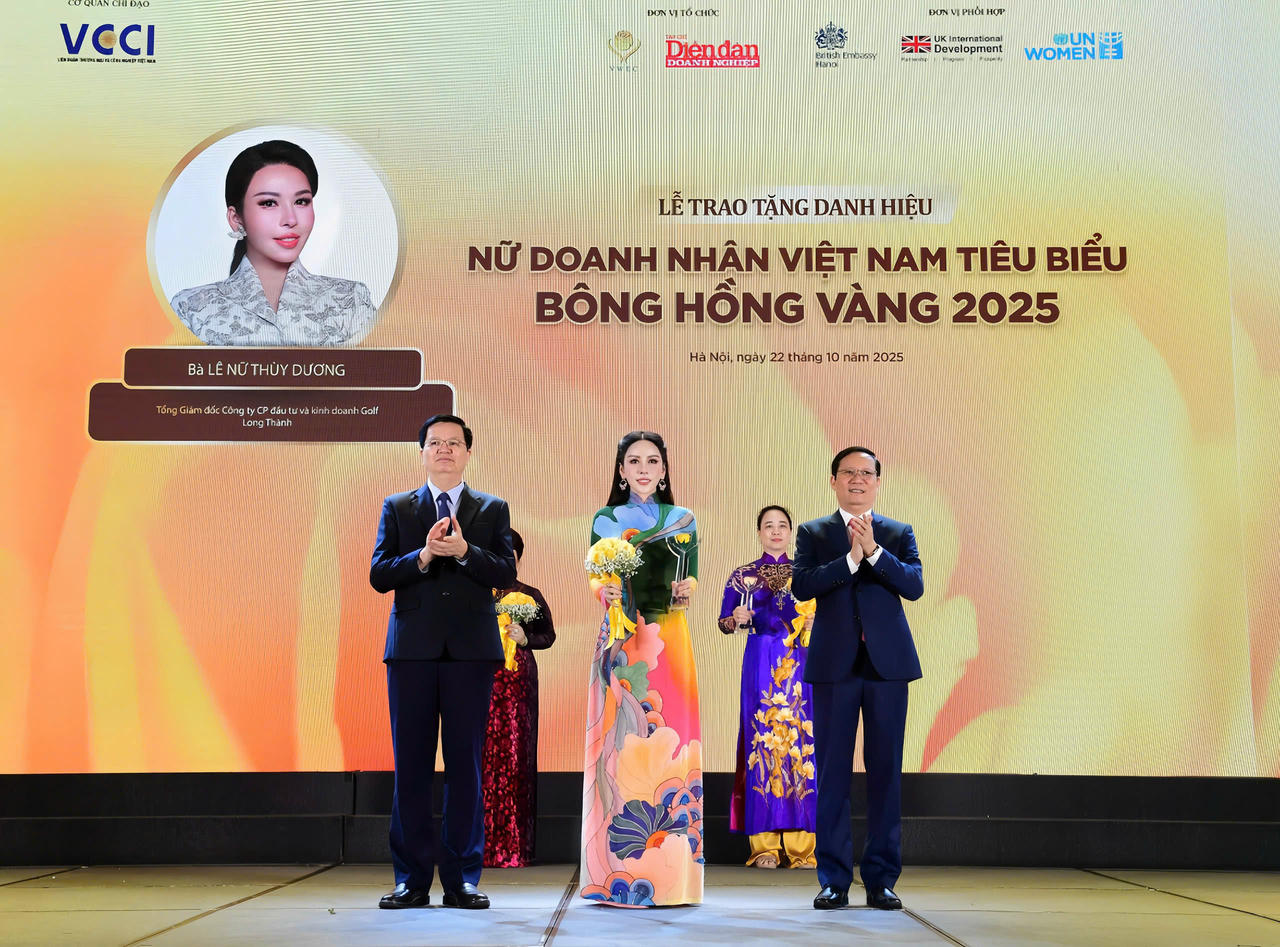 Phó Thủ tướng Chính phủ Mai Văn Chính và Chủ tịch VCCI Phạm Tấn Công trao danh hiệu Bông Hồng Vàng cho bà Lê Nữ Thùy Dương.
