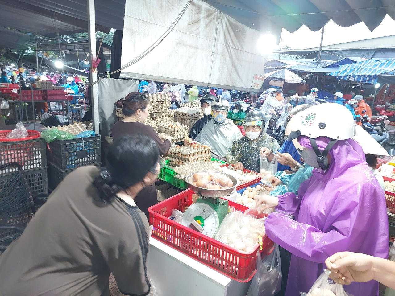 Một quầy hàng thực phẩm của người dân Đà Nẵng đông người đến hỏi mua. Ảnh: Tấn Thành.