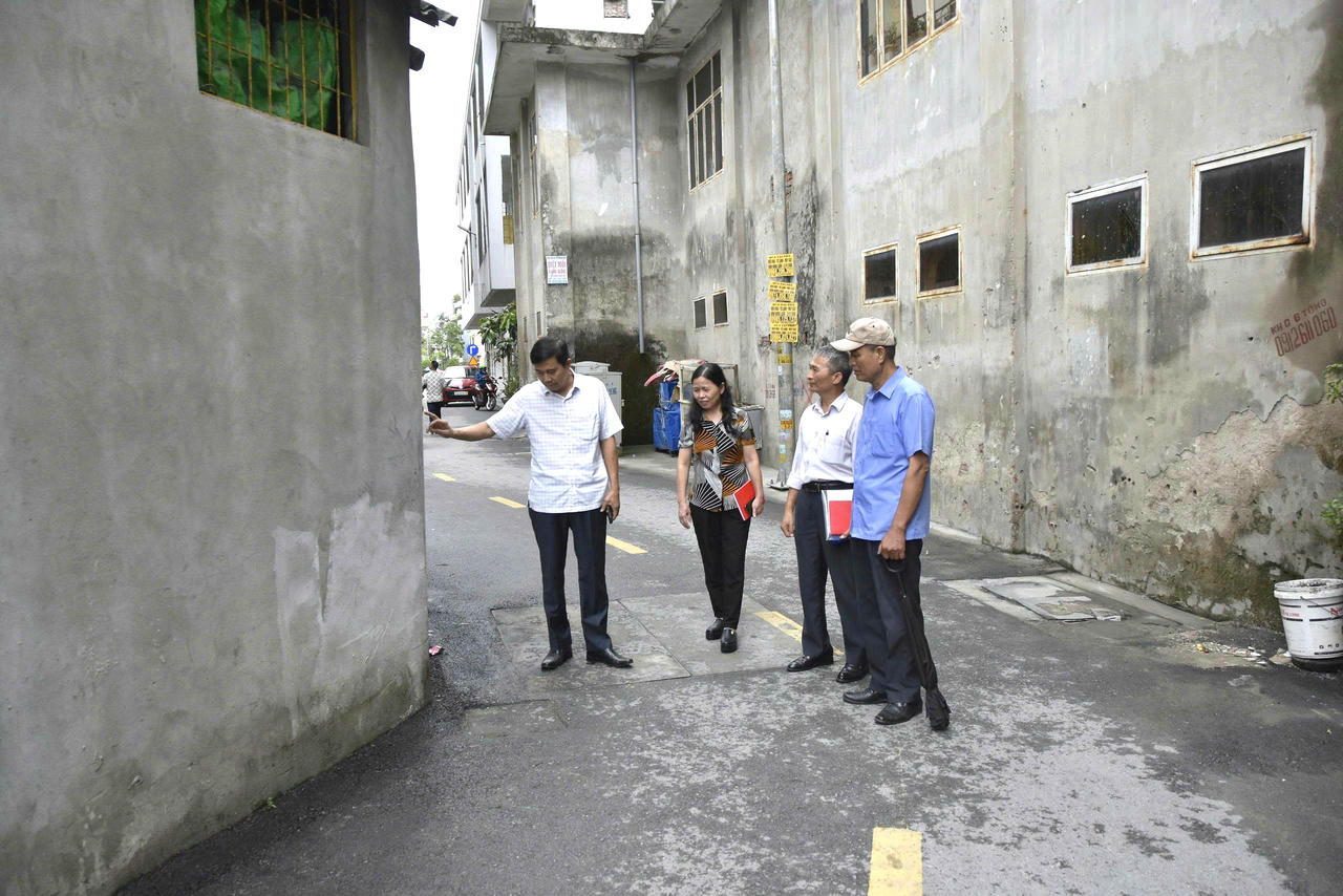 Ông Hạ Bá Đăng, Trưởng Ban CTMT khu phố Hồng Hải 7 (phường Hạ Long) cùng các cán bộ khu phố kiểm tra thực tế công trình hiến đất mở rộng đường, nắm dư luận để hạn chế phát sinh mâu thuẫn. Ảnh: Ngọc Anh.