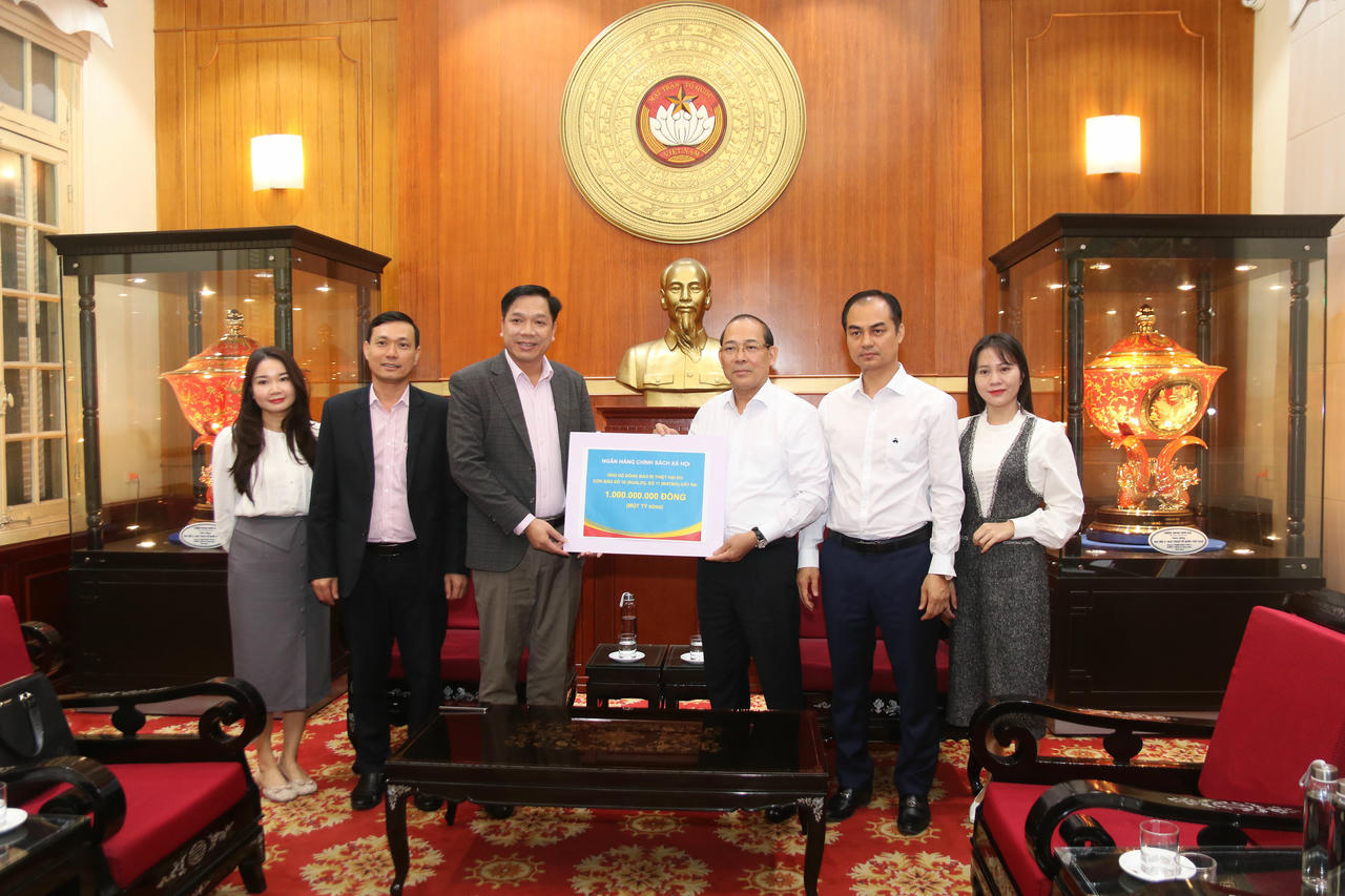 Phó Chủ tịch UBTƯ MTTQ Việt Nam Hoàng Công Thủy tiếp nhận ủng hộ từ Ngân hàng Chính sách xã hội. Ảnh: Tiến Đạt.