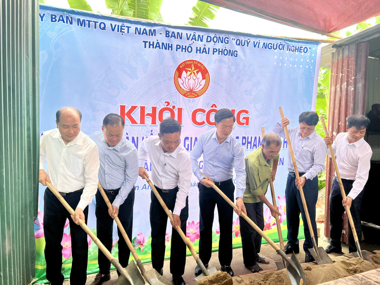 Lãnh đạo MTTQ Việt Nam thành phố cùng gia đình ông Phạm Văn Hùng khởi công xây dựng nhà Đại đoàn kết. Ảnh: PT. 