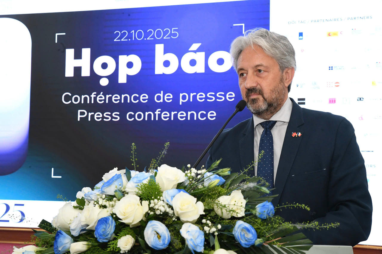 Ông Eric Soulier - Tham tán Hợp tác và Hoạt động Văn hóa của Đại sứ quán Pháp tại Việt Nam & Giám đốc Viện Pháp tại Việt Nam chia sẻ tại họp báo. Ảnh: Phạm Sỹ.