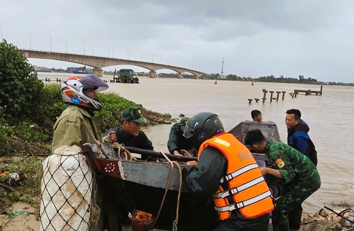 Ước tính, 2 ghe thuyền bị chìm thiệt hại hơn 50 triệu đồng. Ảnh: BPQT.