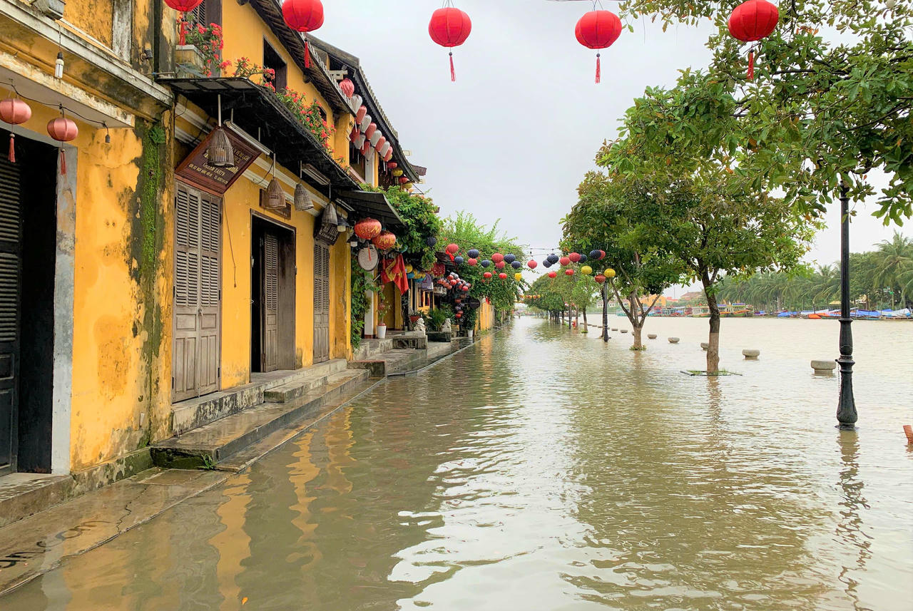 Đoạn đường Bạch Đằng nước sông Hoài dâng cao tràn ngập nước hơn 30cm. Ảnh: Tấn Thành.