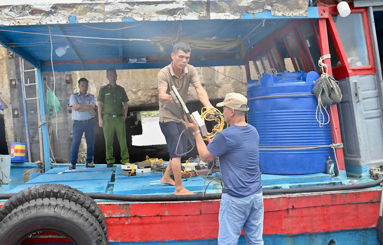 Vụ việc 13 tàu cá cố tình tháo thiết bị giám sát hành trình để khai thác thủy sản trái phép trong vùng cấm lần đầu tiên xảy ra tại Quảng Ninh. Ảnh: Công an tỉnh Quảng Ninh. 
