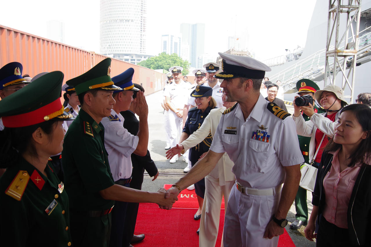 Ban Chỉ huy Biên Phòng TP Hồ Chí Minh đón Thủy thủ đoàn tại Cảng Khánh  Hội. Ảnh: Quang Tiến.
