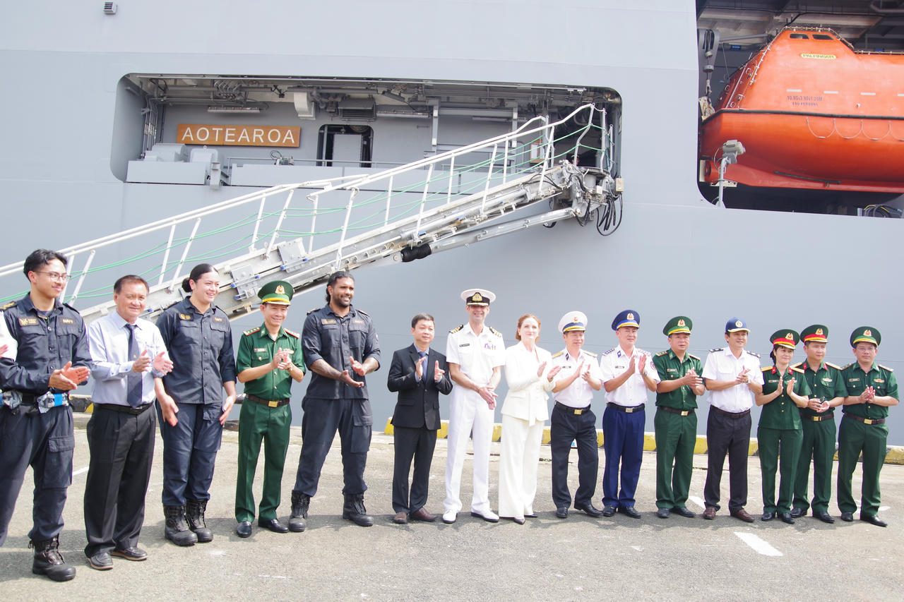 Các thành viên tàu Hải quân New Zealand chụp ảnh lưu niệm với đại diện các cơ quan, đơn vị Việt Nam đón đoàn. Ảnh: Quang Tiến.