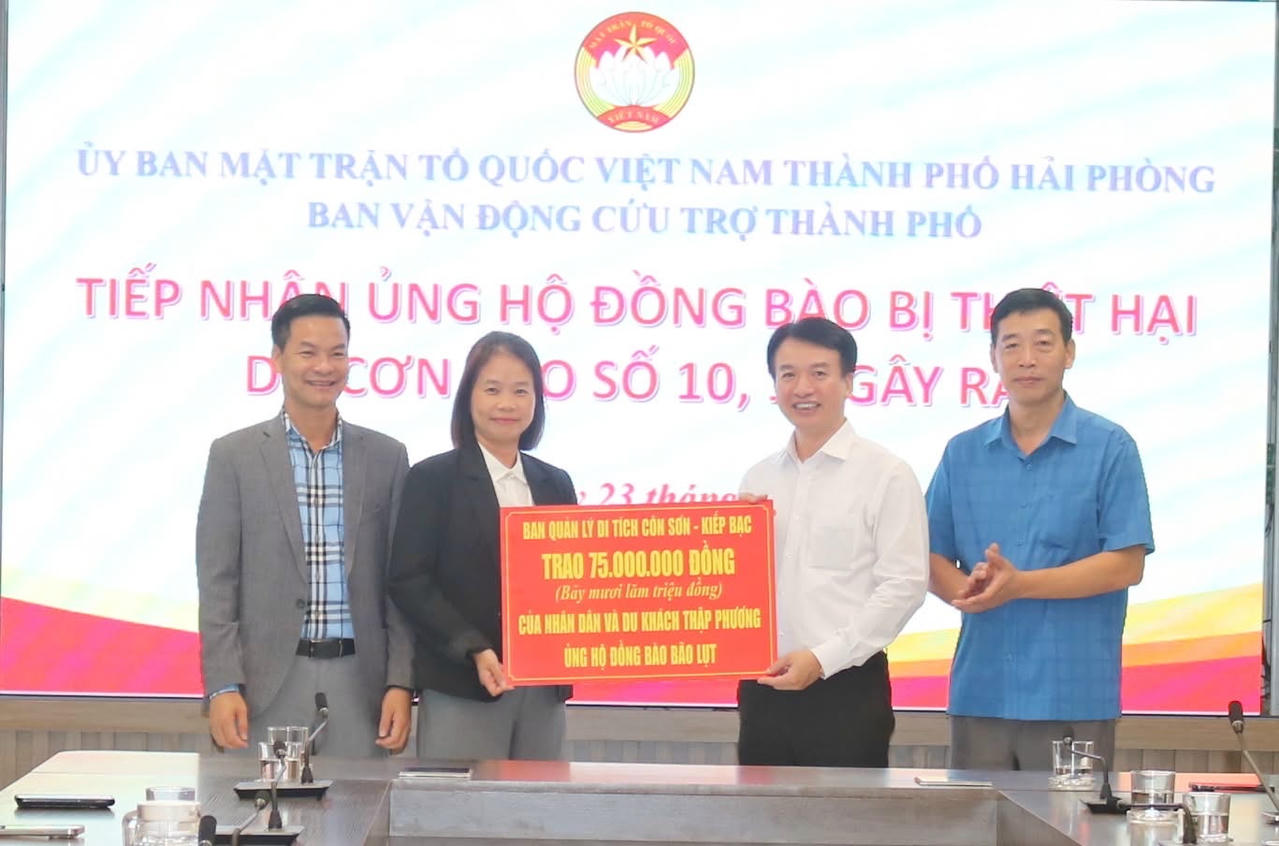 Ban Quản lý Khu Di tích Côn Sơn – Kiếp Bạc ủng hộ 75 triệu đồng. Ảnh: PT. 