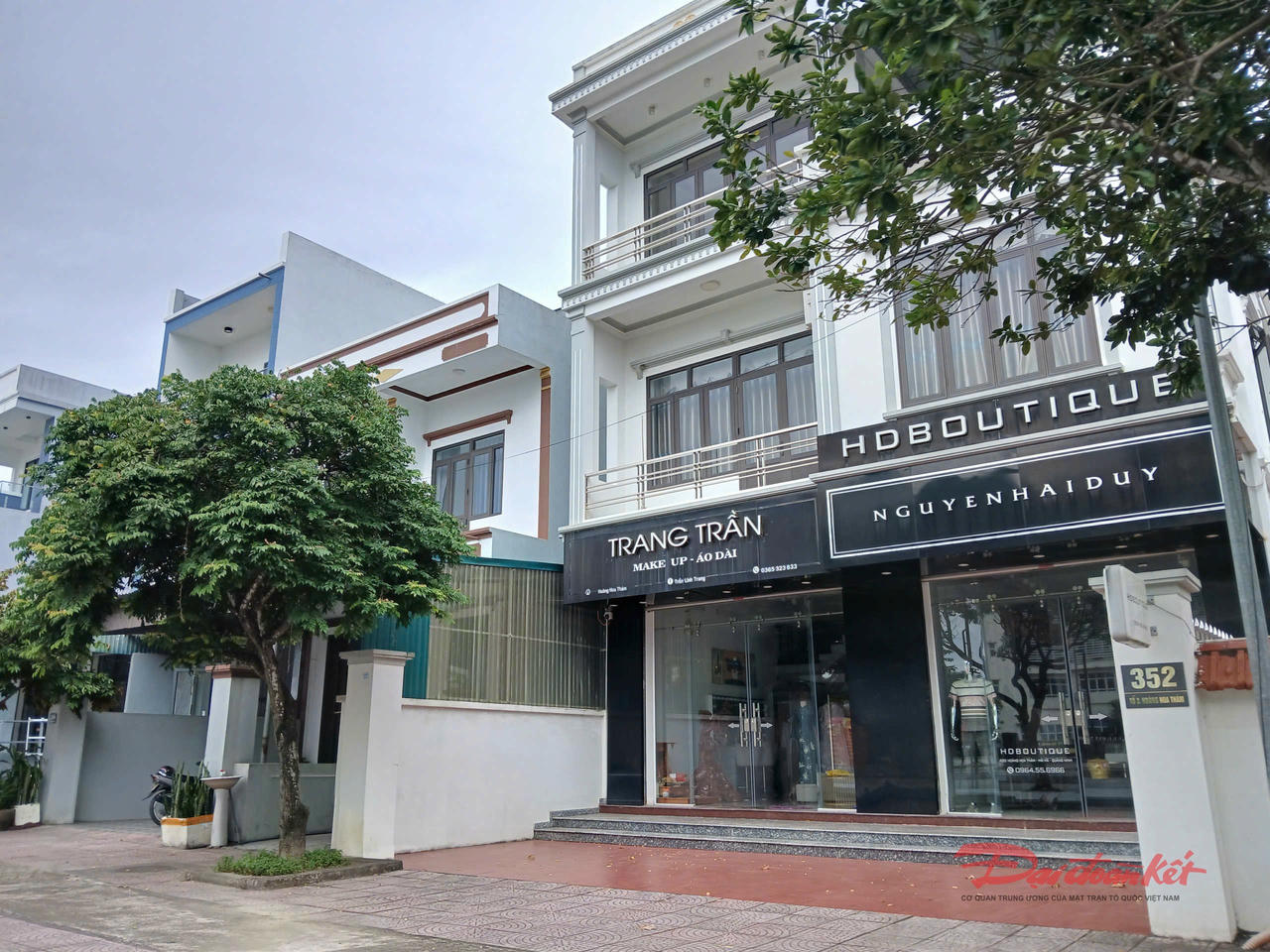 Dãy phố Hoàng Hoa Thám hầu hết đều có nhà to đẹp, nhưng lại không có sổ đỏ. Ảnh: Nguyễn Quý.