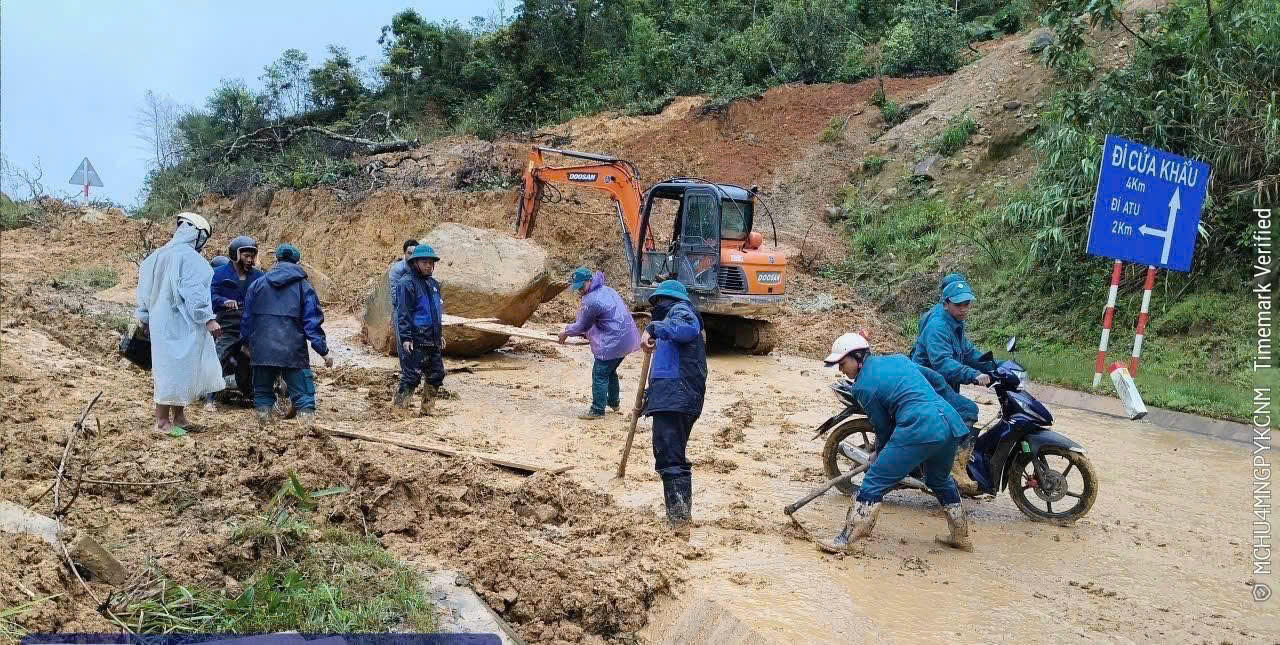 Lực lượng chức năng khắc phục điểm sạt lở miền núi Đà Nẵng. Ảnh: CV.