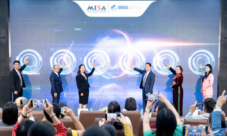 Lễ công bố chương trình "Tặng miễn phí phần mềm cho 2 triệu hộ kinh doanh thực hiện xóa bỏ thuế khoán theo Nghị quyết 68-NQ/TW".Ảnh: BTC.