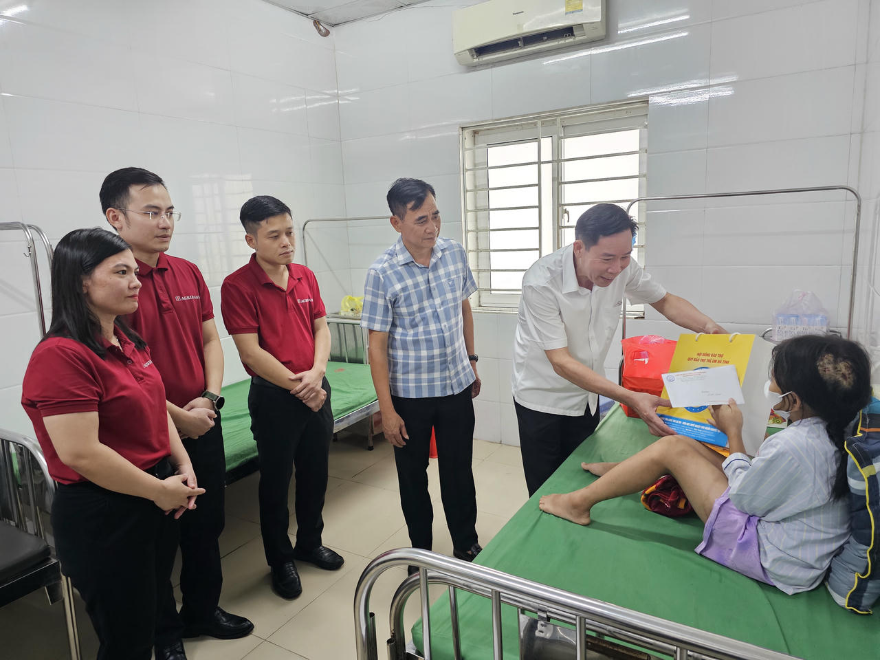 Nhiều cơ quan ban ngành, doanh nghiệp, cá nhân đã đến thăm hỏi, động viên cháu N.L tại bệnh viện. Ảnh: Quốc Thanh
