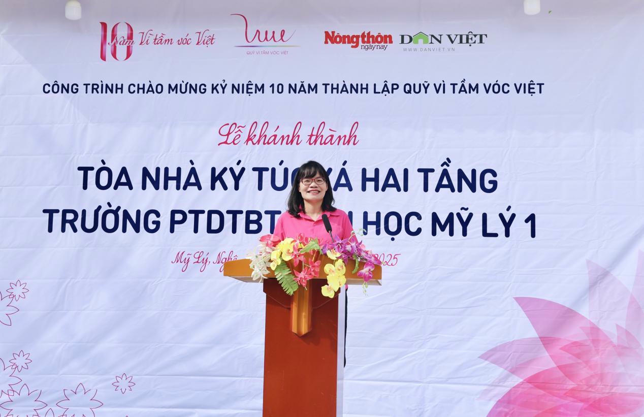 Bà Trần Hồng Điệp - Giám đốc Quỹ Vì Tầm Vóc Việt phát biểu.