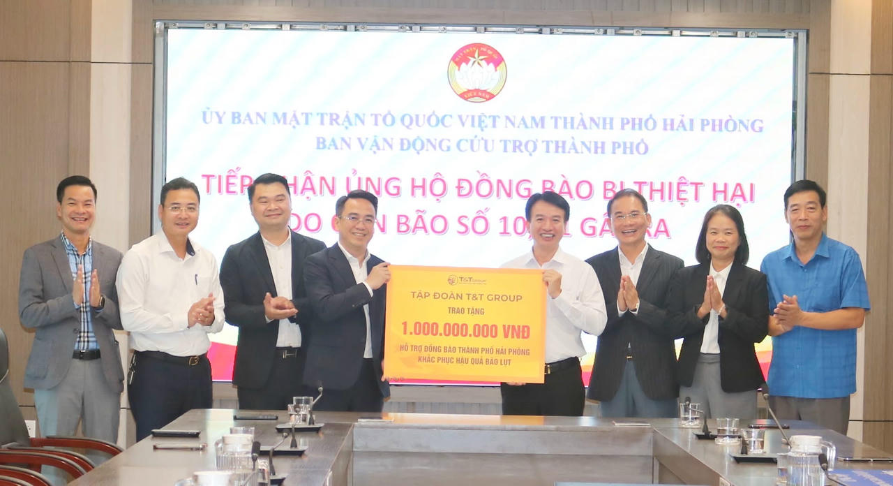 Tập đoàn T&T Group ủng hộ 1 tỷ đồng cho đồng bào bị ảnh hưởng bởi bão, lũ. Ảnh: PT. 