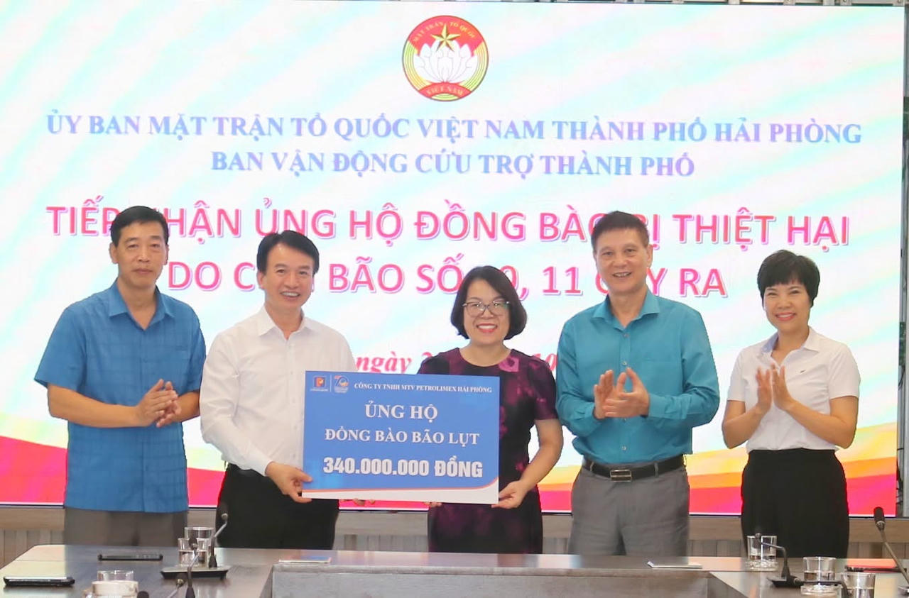 Công ty TNHH MTV Xăng dầu Petrolimex Hải Phòng ủng hộ 340 triệu đồng. Ảnh: PT. 