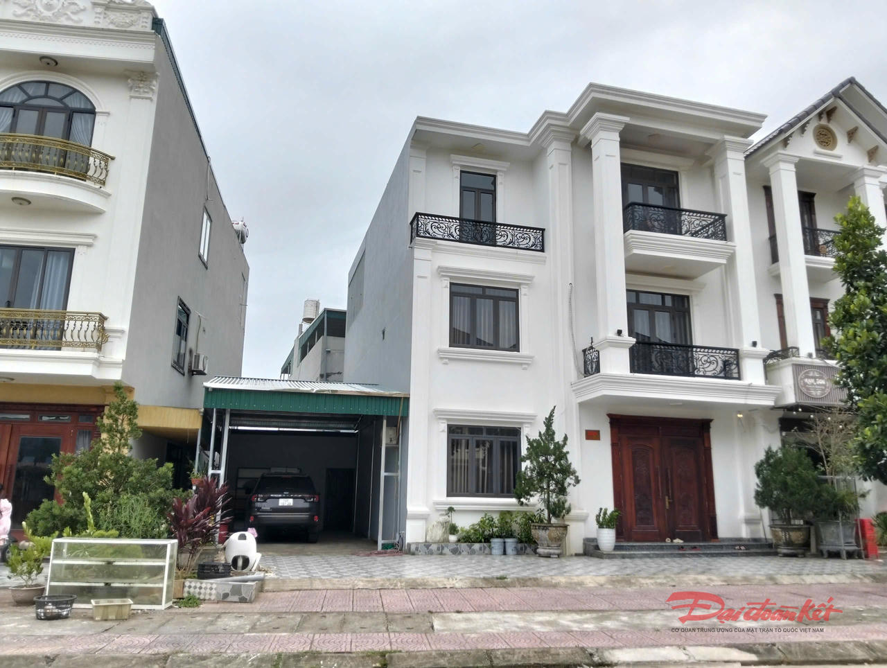 Phần lớn diện tích khu đô thị đã được người dân xây dựng nhà cửa khang trang, lấp đầy dự án, nhưng hàng chục hộ dân đến nay vẫn chưa được trao giấy CNQSDĐ theo quy định. Ảnh: Nguyễn Quý..