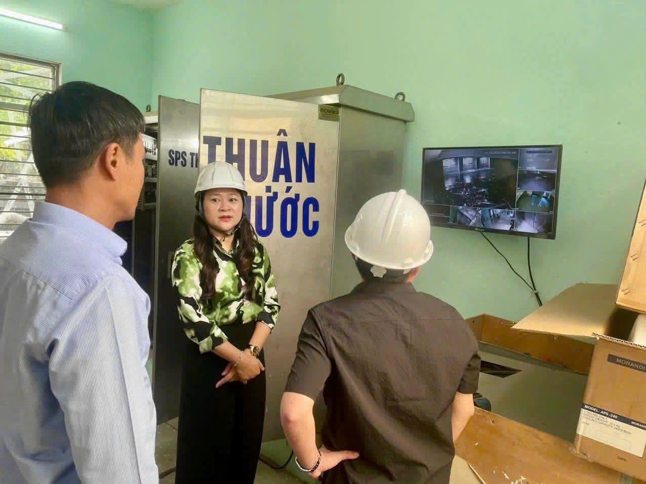 Bà Cao Thị Huyền Trân, Bí thư Đảng ủy phường Hải Châu và ông Nguyễn Văn Duy, Chủ tịch UBND phường kiểm tra Trạm bơm Thuận Phước. Ảnh: Thùy Trang. 
