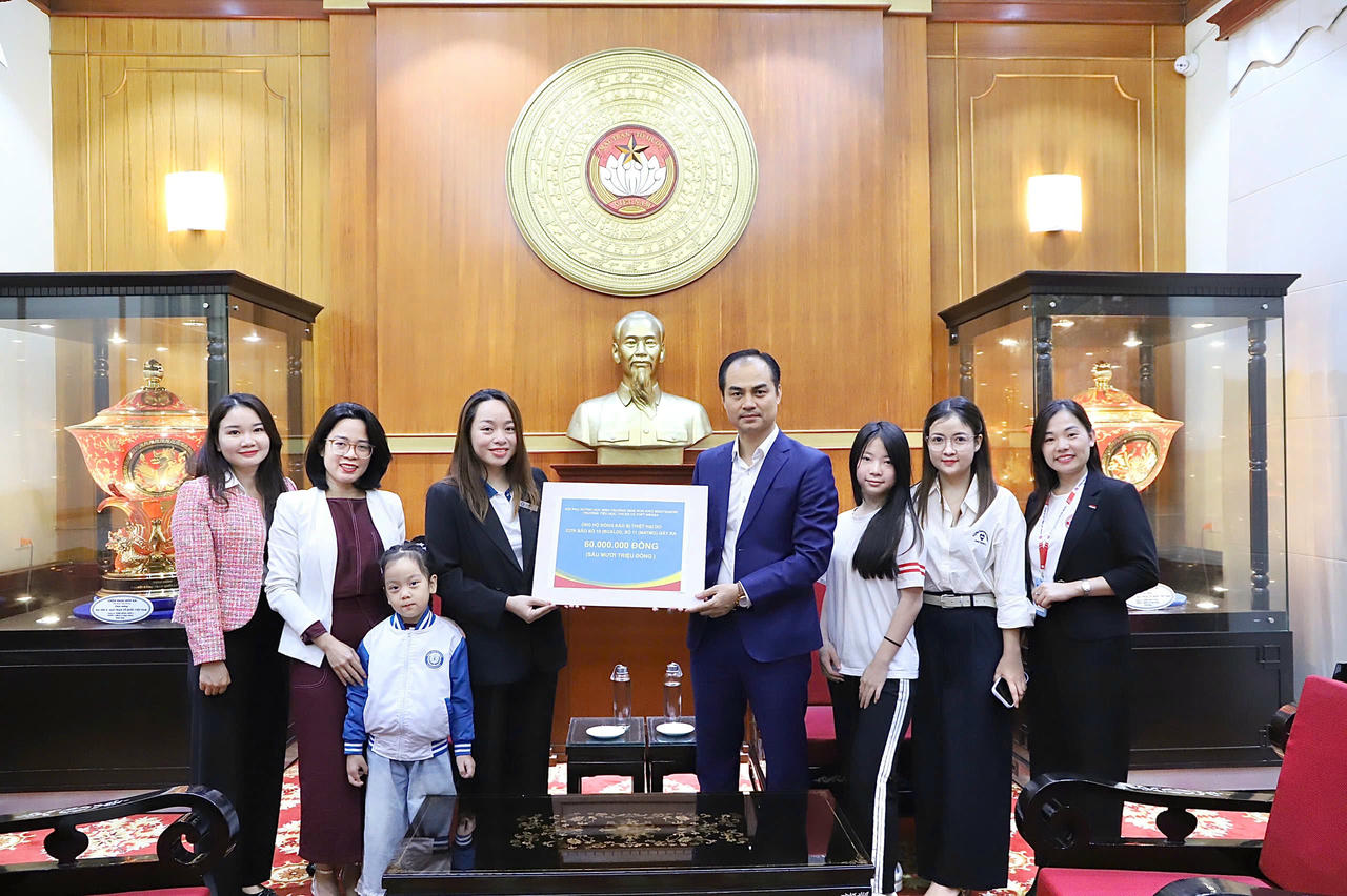 Hội Phụ huynh học sinh trường mầm non Aiko Montessori, trường Tiểu học, THCS và THPT Mensa trao ủng hộ đồng bào vùng lũ.