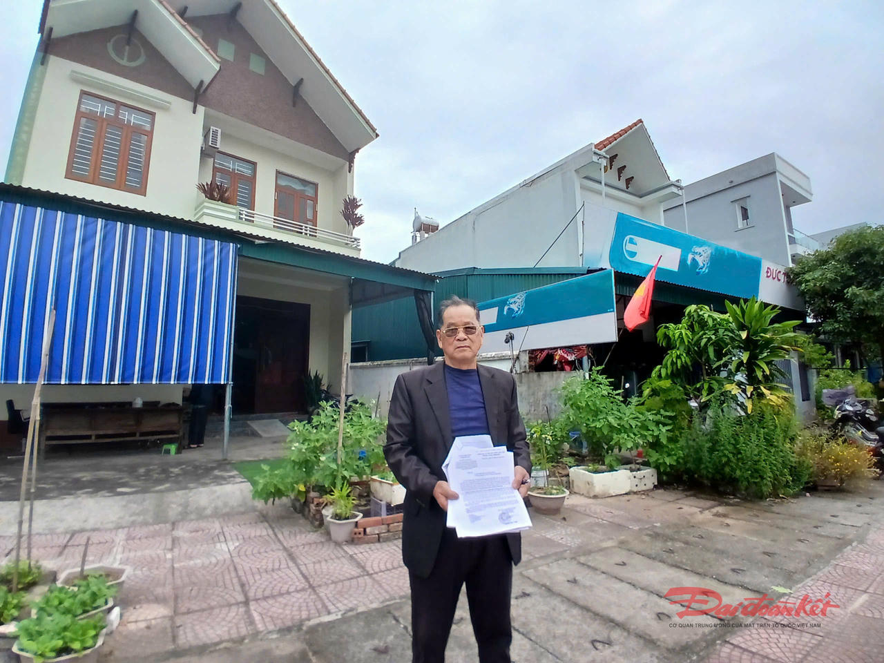 Ông Vũ Văn Khang trước căn nhà khang trang của mình, nhưng chưa được cấp GCNQSDĐ. Ảnh: Nguyễn Quý. 