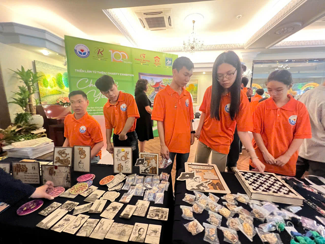 Rất nhiều sản phẩm handmade của người khuyết tật được trưng bày và bán tại triển lãm. Ảnh: H.L