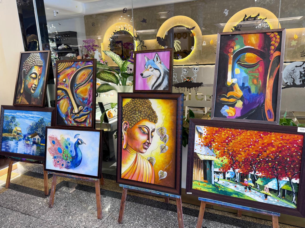 Nhiều sản phẩm do chính những trẻ khuyết tật sáng tạo mang đầy tính nghệ thuật. Ảnh: H.L