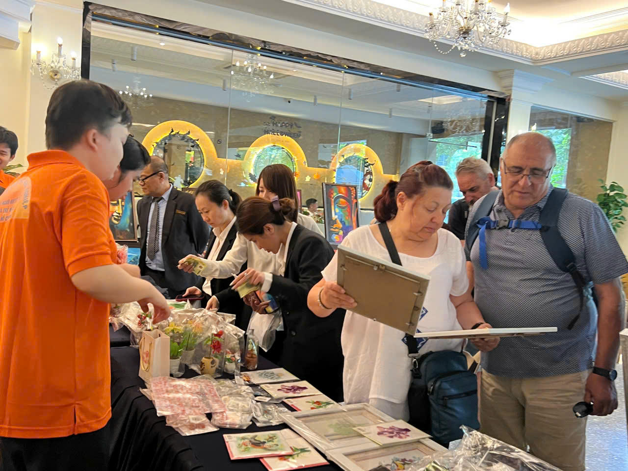 Khách nước ngoài khá bất ngờ về những sản phẩm được trẻ khuyết tật khéo léo "thêu dệt". Ảnh: H.L