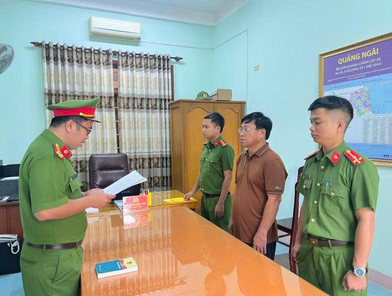 Công an tỉnh Quảng Ngãi đọc quyết định bắt ông Phạm Văn Lộc. Ảnh: CV.