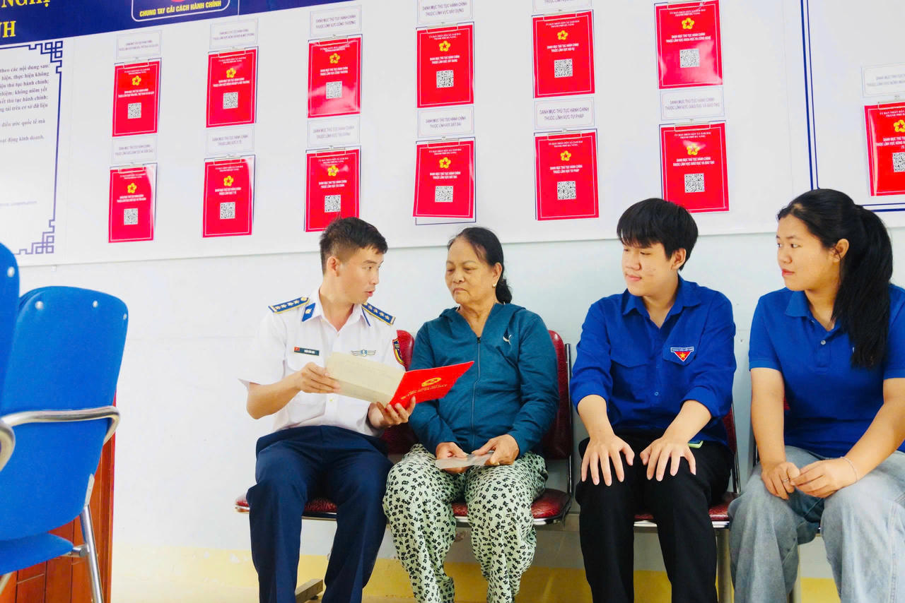 Tuổi trẻ Hải đội 212, Hải đoàn 21 tham gia tập huấn Phong trào “Bình dân học vụ số” và ứng dụng AI vào công tác đoàn. Ảnh: CV.