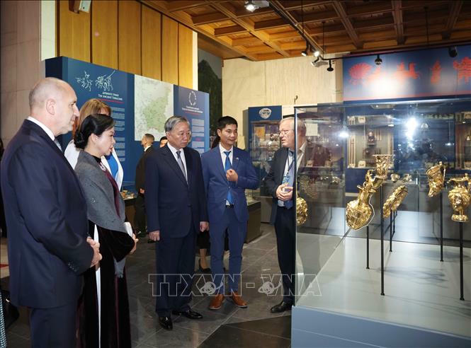 Tổng Bí thư Tô Lâm và Phu nhân với Tổng thống Cộng hòa Bulgaria Rumen Radev và Phu nhân tham quan Bảo tàng lịch sử Quốc gia Bulgaria. Ảnh: Thống Nhất/TTXVN