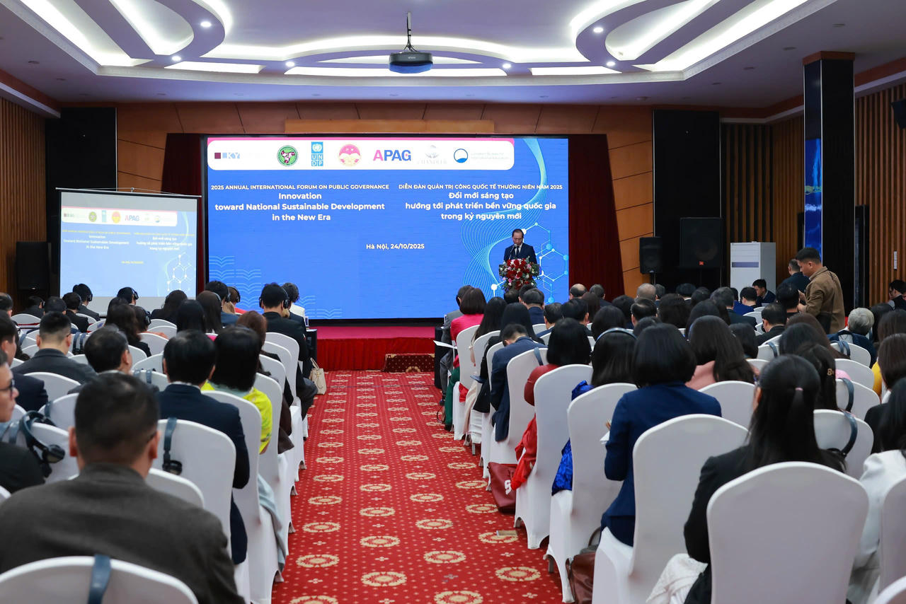 Toàn cảnh diễn đàn.