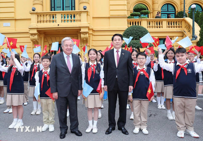 Chủ tịch nước Lương Cường đón Tổng Thư ký Liên hợp quốc António Guterres tại Phủ Chủ tịch. (Ảnh: Lâm Khánh/TTXVN)