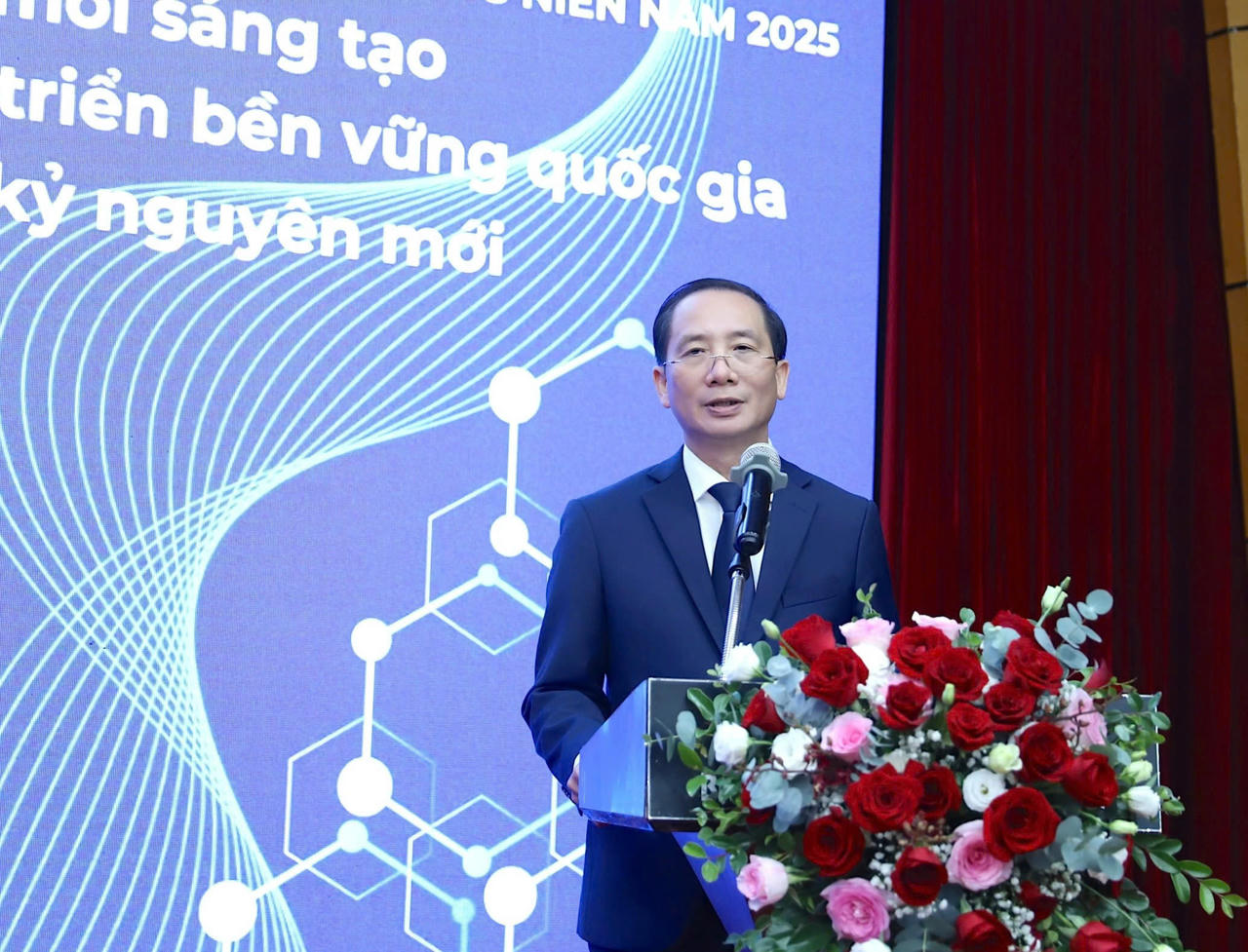 PGS.TS Nguyễn Bá Chiến - Giám đốc Học viện Hành chính và Quản trị công phát biểu đề dẫn diễn đàn.