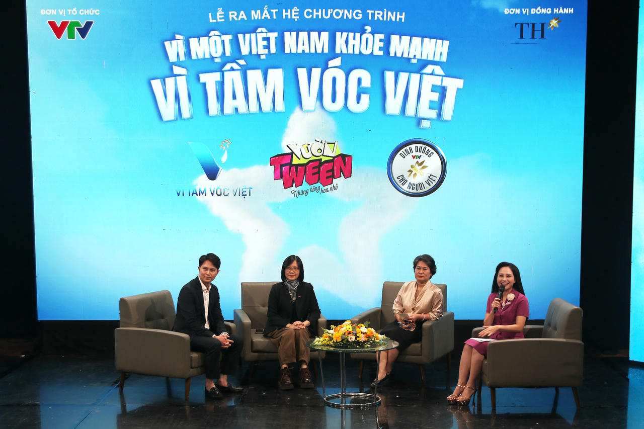 Đại diện VTV trao đổi, giải đáp thông tin về hệ chương trình "Vì một Việt Nam khỏe mạnh - Vì tầm vóc Việt". Ảnh: Tiến Đạt.