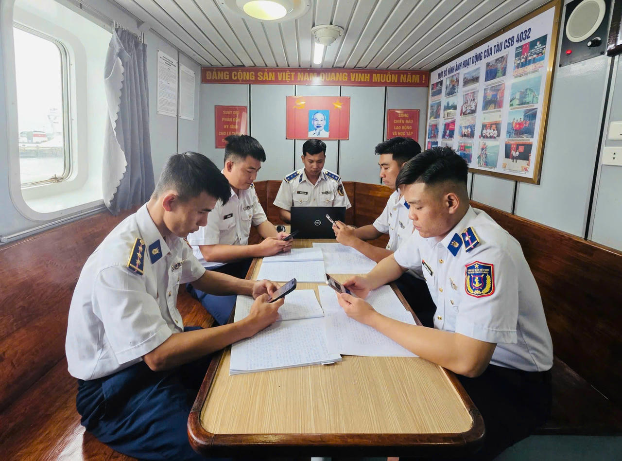 Cán bộ, chiến sĩ tàu CSB 4032, Hải đội 212 học tập, đánh giá kiến thức kỹ năng số theo phong trào Bình dân học vụ số trên mạng Internet. Ảnh: CV.