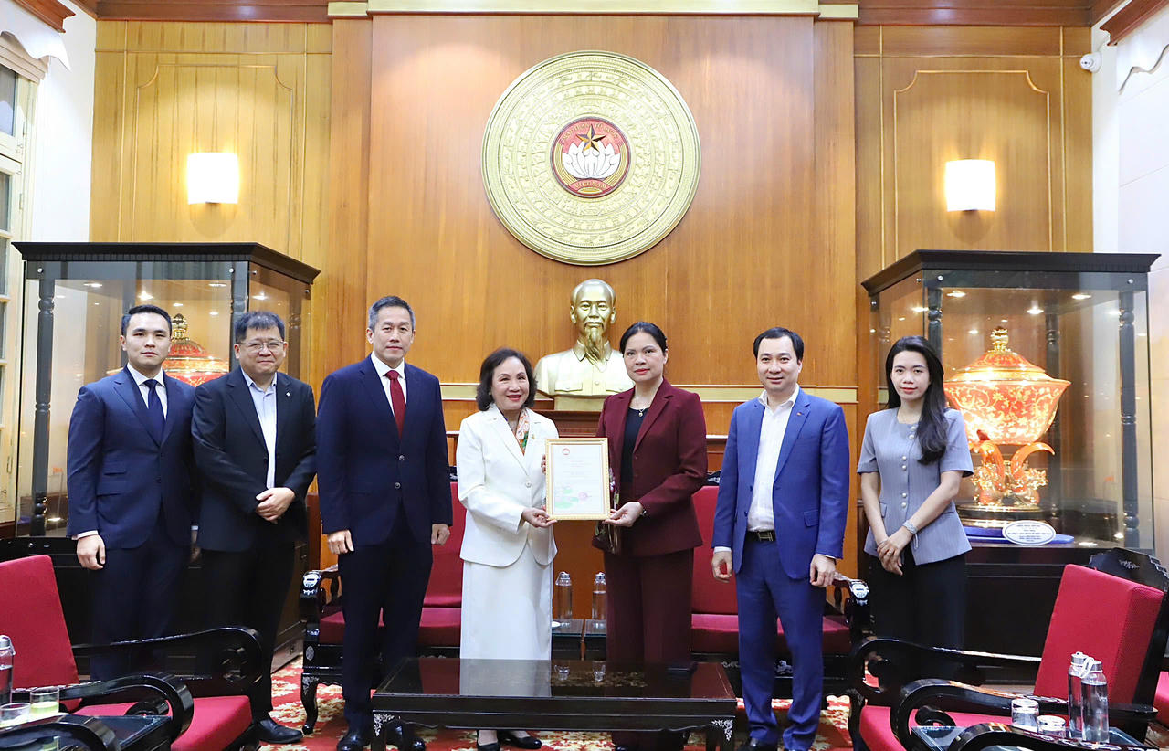  Phó Chủ tịch Ủy ban Trung ương MTTQ Việt Nam Hà Thị Nga trao Thư cảm ơn của Chủ tịch UBTƯ MTTQ Việt Nam tới Tập đoàn TCC tại Việt Nam.