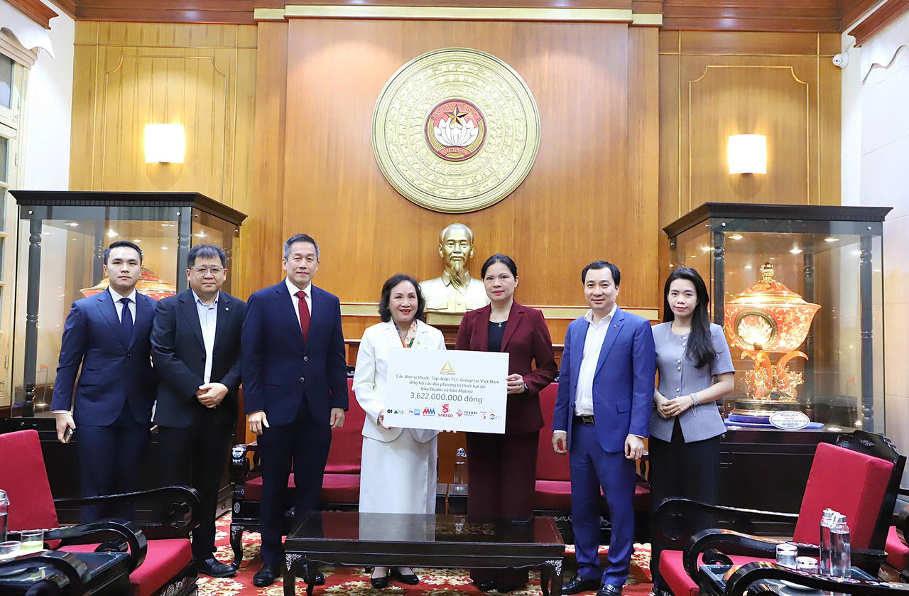 Phó Chủ tịch Ủy ban Trung ương MTTQ Việt Nam Hà Thị Nga  tiếp nhận ủng hộ từ Tập đoàn TCC tại Việt Nam. Ảnh: Văn Hoa