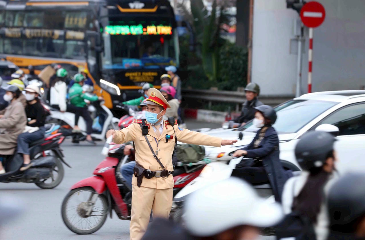 CSGT Hà Nội phân luồng giao thông. Ảnh: Lê Khánh.