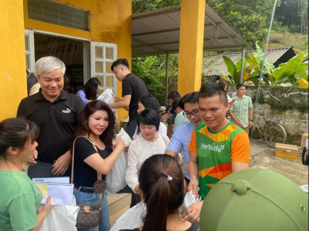 Herbalife Việt Nam tham gia cứu trợ đồng bào bị thiệt hại bởi bão Yagi. Ảnh: Herbalife cung cấp.
