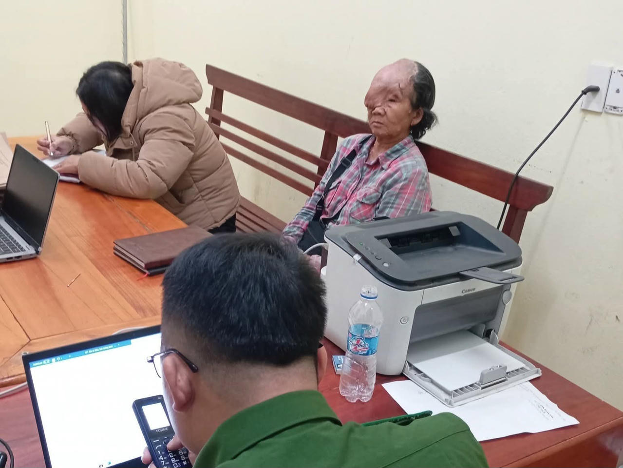 Chị Nội và bà Thành trình báo sự việc tới Công an xã Thành Vinh