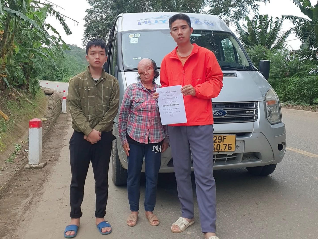 Anh Tâm hỗ trợ đưa bà Thành ra Hà Nội, đồng thời tiếp tục kêu gọi để bà có tiền phẫu thuật. Ảnh: Thành Tâm