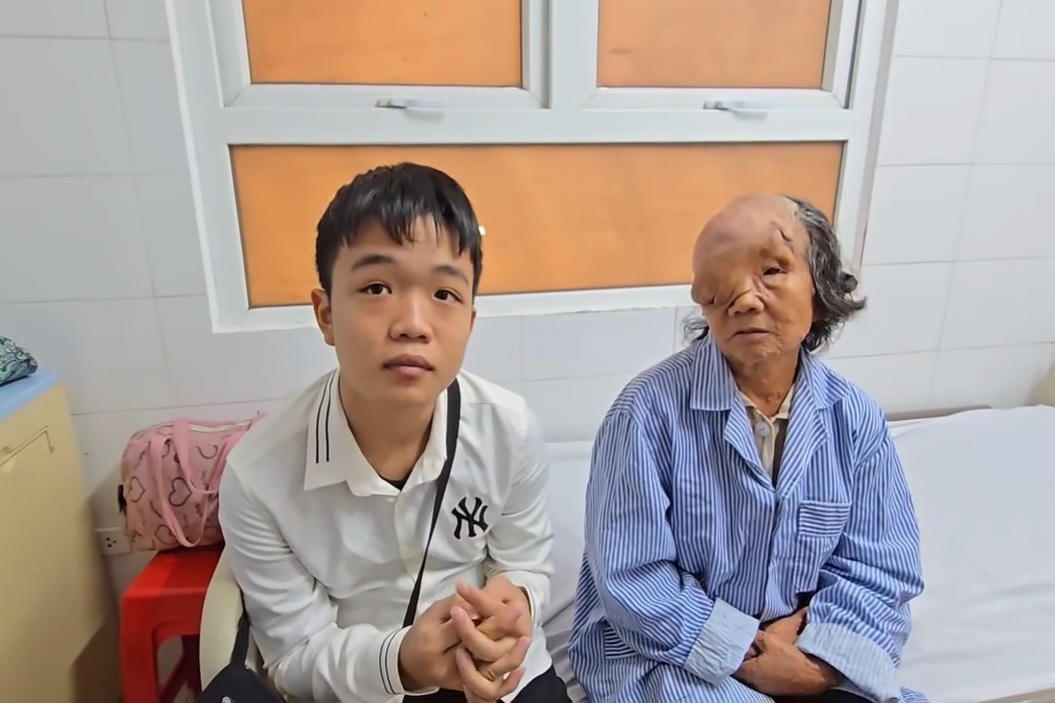 Con trai bà Thành hiện đã nghỉ học để chăm mẹ. Ảnh: Thành Tâm